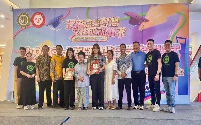 Penyerahan Acceptance Letter kepada Ameylia Putri yang Melanjutkan Studi ke Tiongkok